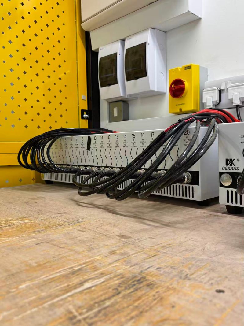 HANCHU ESS Service Centre battery cell rebalancing station with balancing instruments